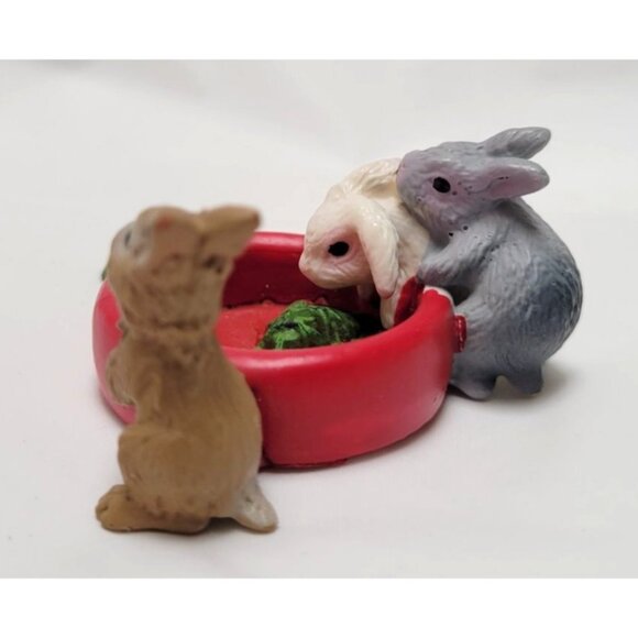 Schleich 2012 Miniature Rabbit Figurine Trio With Red Bowl & Green Vegetables - Picture 3 of 7